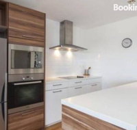 SKY GARDENS SUNSET RIVER VIEW NETFLIX WINE PARKING - Accommodation Batemans Bay