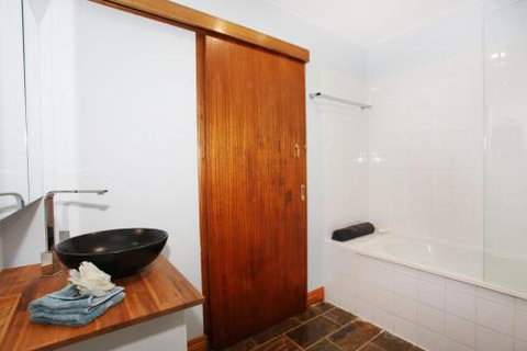 BEACH SHOPS & FABULOUS VACATION HOME! - Accommodation Batemans Bay 0