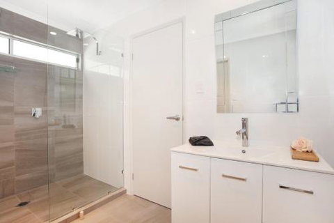 BEACH SHOPS & FABULOUS VACATION HOME! - Accommodation Batemans Bay 3