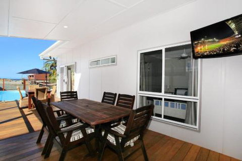 BEACH SHOPS & FABULOUS VACATION HOME! - Accommodation Batemans Bay 1