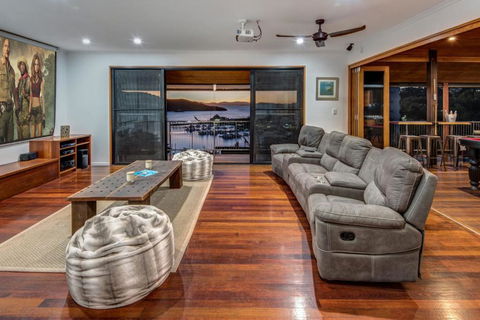 Uisce Luxury Holiday House With Jacuzzi Pool Table Cinema Premium Foxtel & Two Buggies - Accommodation Batemans Bay 6