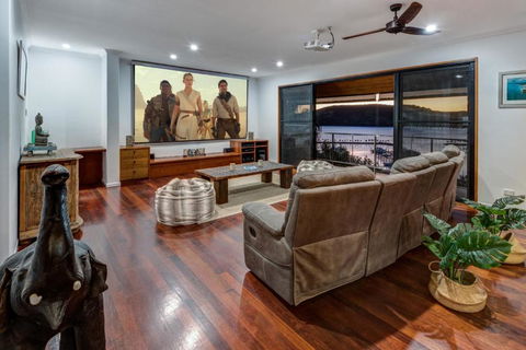 Uisce Luxury Holiday House With Jacuzzi Pool Table Cinema Premium Foxtel & Two Buggies - Accommodation Batemans Bay 3