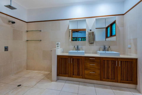 Uisce Luxury Holiday House With Jacuzzi Pool Table Cinema Premium Foxtel & Two Buggies - Accommodation Batemans Bay 1