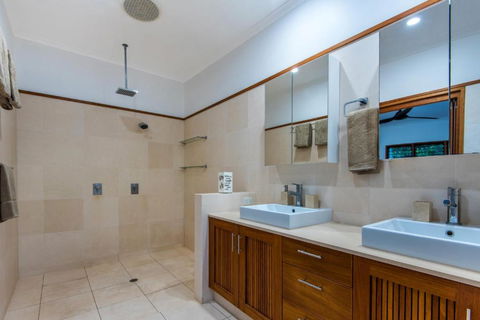 Uisce Luxury Holiday House With Jacuzzi Pool Table Cinema Premium Foxtel & Two Buggies - Accommodation Batemans Bay 5