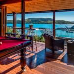 Uisce Luxury Holiday House With Jacuzzi Pool Table Cinema Premium Foxtel & Two Buggies - Accommodation Batemans Bay 0