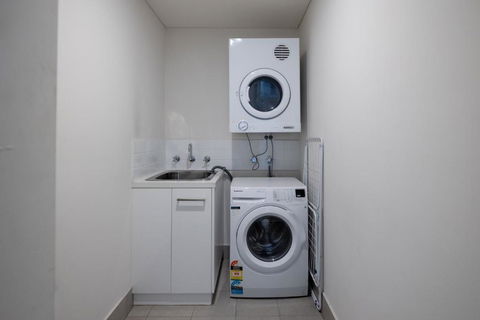 Trendy Self Contained Inner City Apartment - Accommodation Batemans Bay 3
