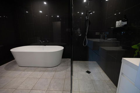 Trendy Self Contained Inner City Apartment - Accommodation Batemans Bay 4