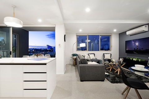 NEO Apartments Holidays Gold Coast - Accommodation Batemans Bay 2