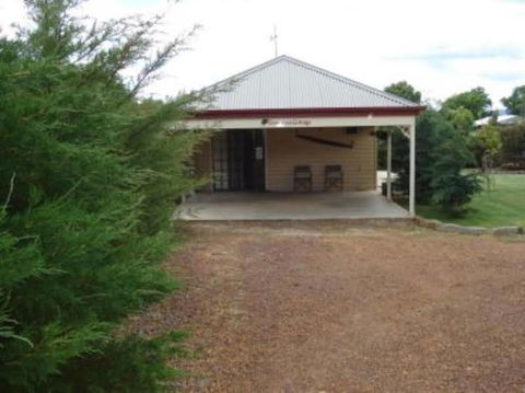 Gumtrees Cottage - Accommodation Batemans Bay 0