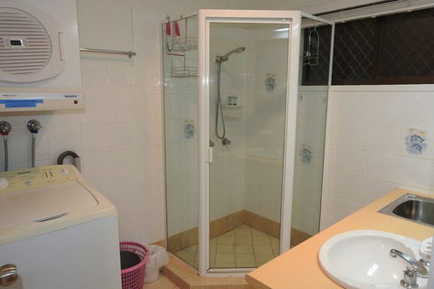 Immaculate First Floor Waterfront Unit Welsby Pde Bongaree - Accommodation Batemans Bay 4