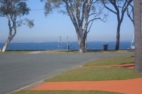 Immaculate First Floor Waterfront Unit Welsby Pde Bongaree - Accommodation Batemans Bay 0