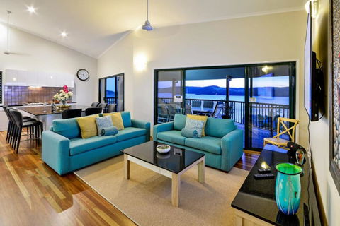 NEWLY BEAUTFULLY RENOVATED 16 The Casuarina 3 Bedroom House With 180 Degree Ocean Views - Accommodation Batemans Bay 6