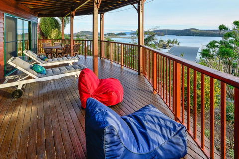 NEWLY BEAUTFULLY RENOVATED 16 The Casuarina 3 Bedroom House With 180 Degree Ocean Views - Accommodation Batemans Bay 4