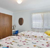 Evans Retreat 5 Sandy Point Road cottage across the road from Sandy Point Beach - Accommodation Batemans Bay