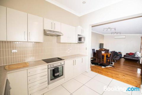 William Cottage Central Heritage Home - Accommodation Batemans Bay 2