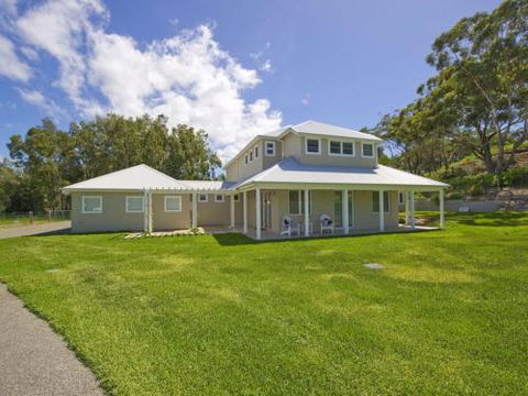 Echo Beach House 16 Reflections Dr Luxurious House With Magnificent Pool & Ducted Air - Accommodation Batemans Bay 0