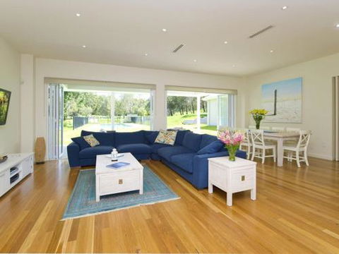 Echo Beach House 16 Reflections Dr Luxurious House With Magnificent Pool & Ducted Air - Accommodation Batemans Bay 5