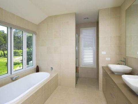 Echo Beach House 16 Reflections Dr Luxurious House With Magnificent Pool & Ducted Air - Accommodation Batemans Bay 4