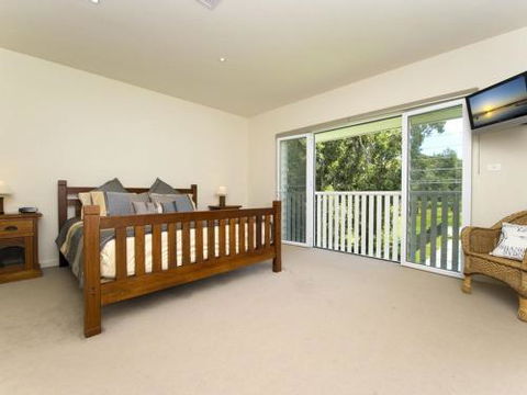 Echo Beach House 16 Reflections Dr Luxurious House With Magnificent Pool & Ducted Air - Accommodation Batemans Bay 1