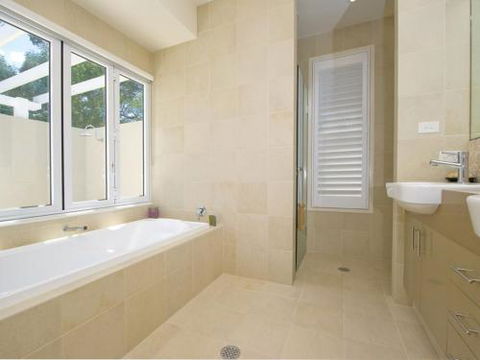 Echo Beach House 16 Reflections Dr Luxurious House With Magnificent Pool & Ducted Air - Accommodation Batemans Bay 6