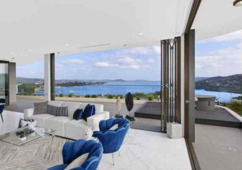 Stylish Penthouse With Views & Jacuzzi - Accommodation Batemans Bay 6