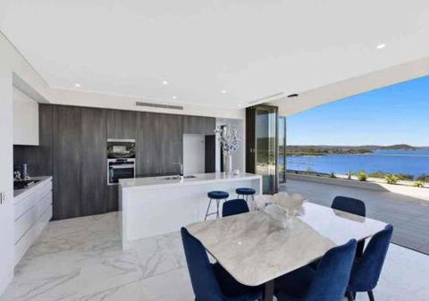 Stylish Penthouse With Views & Jacuzzi - Accommodation Batemans Bay 1