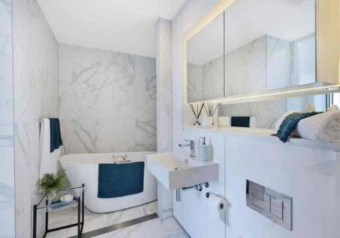 Stylish Penthouse With Views & Jacuzzi - Accommodation Batemans Bay 3