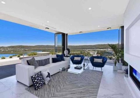 Stylish Penthouse With Views & Jacuzzi - Accommodation Batemans Bay 0