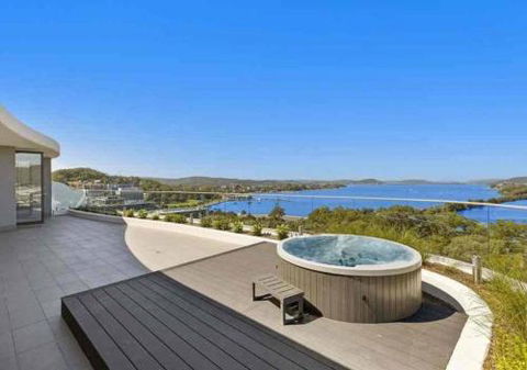 Stylish Penthouse With Views & Jacuzzi - Accommodation Batemans Bay 5