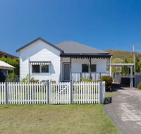 Escape to the Cottage 68 Tomaree Rd boat parking  WIFI - Accommodation Batemans Bay