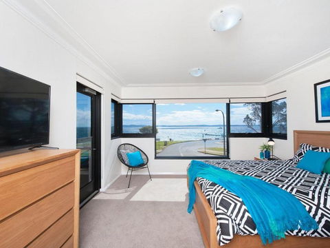 6 FLORENTINE 11 COLUMBIA CLOSE STUNNING UNIT WITH SENSATIONAL VIEWS - Accommodation Batemans Bay 1