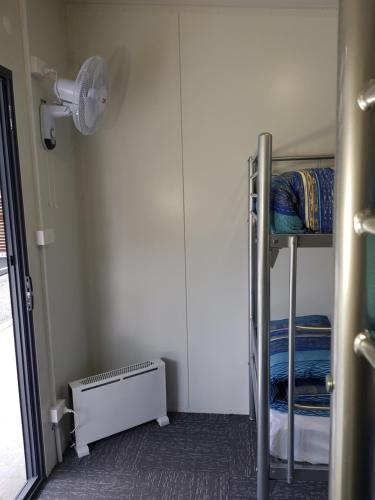 Huon Flash Packers - Accommodation Batemans Bay 3