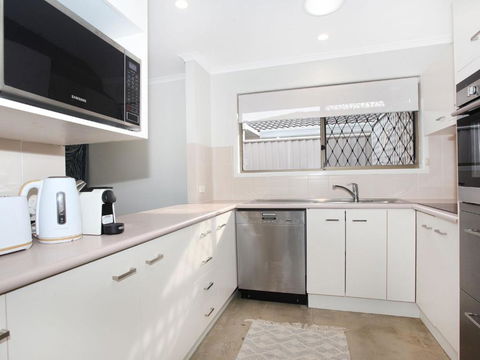 April 19 4 Bedroom Home On Canal With Pool Pontoon Aircon & WiFi! - Accommodation Batemans Bay 6