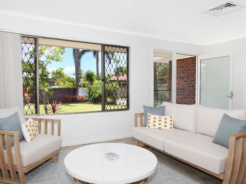April 19 4 Bedroom Home On Canal With Pool Pontoon Aircon & WiFi! - Accommodation Batemans Bay 4