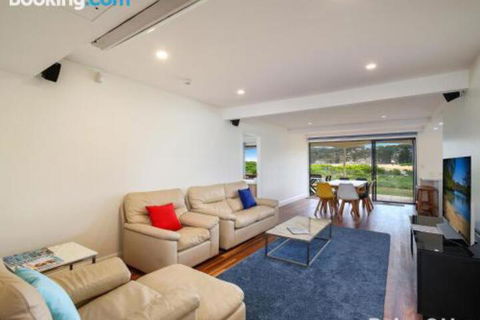 Beachfront Delight 14b Bareena Avenue - Accommodation Batemans Bay 3