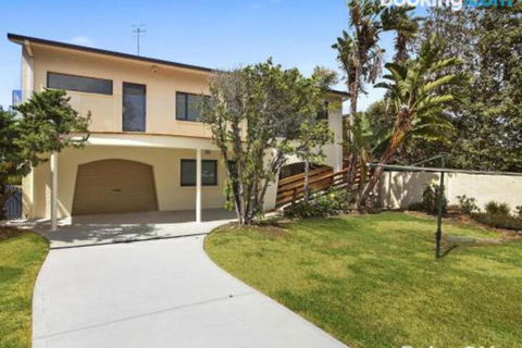 Beachfront Delight 14b Bareena Avenue - Accommodation Batemans Bay 2