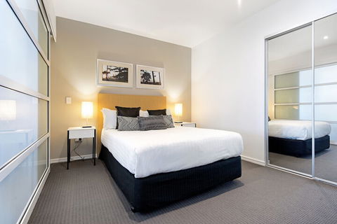 H Residences 2 Bedroom Ocean View In Surfers Paradise - Accommodation Batemans Bay 2