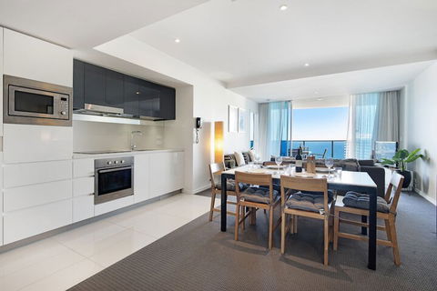 H Residences 2 Bedroom Ocean View In Surfers Paradise - Accommodation Batemans Bay 3