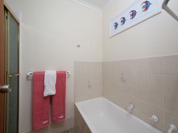 Grevillia Bay Parklands Unit 54 / 2 Gowrie Avenue - Accommodation Batemans Bay 3