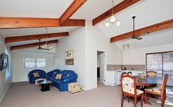 Little Beach House 8 Mistral Close - Accommodation Batemans Bay 2