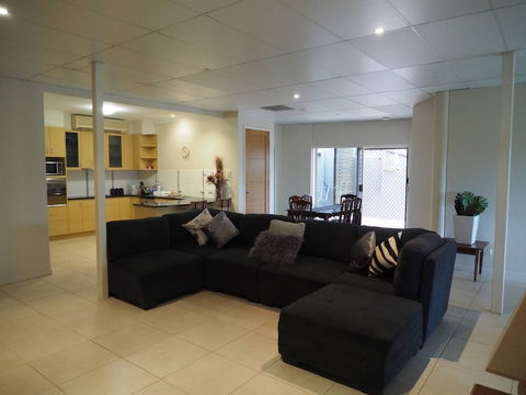 Queen Room With Airport Transfers Or Car Rental - Accommodation Batemans Bay 6