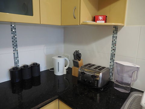 Queen Room With Airport Transfers Or Car Rental - Accommodation Batemans Bay 2