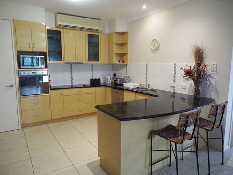Queen Room With Airport Transfers Or Car Rental - Accommodation Batemans Bay 4