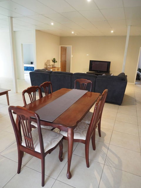Queen Room With Airport Transfers Or Car Rental - Accommodation Batemans Bay 5