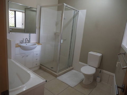 Queen Room With Airport Transfers Or Car Rental - Accommodation Batemans Bay 0