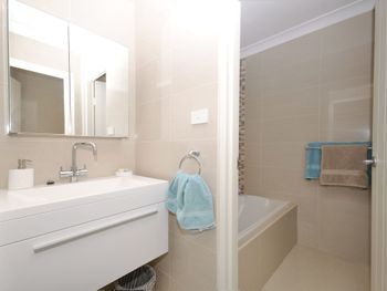 Nicholli Bay Parklands Unit 32 2 Gowrie Avenue - Accommodation Batemans Bay 1