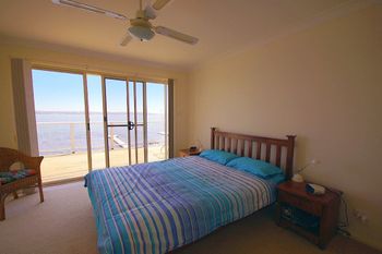 Luxury Waterfront House - Accommodation Batemans Bay 4