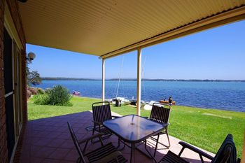 Luxury Waterfront House - Accommodation Batemans Bay 6