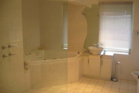 Under The Vines - Accommodation Batemans Bay 3