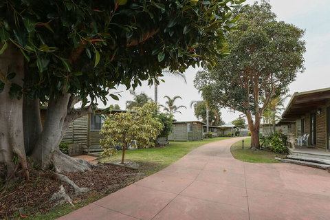 Lazy Acre Log Cabins - Accommodation Batemans Bay 4